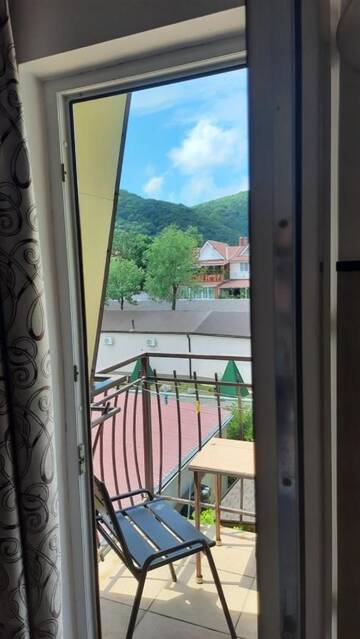 Фото номера Стандартный трехместный номер Гостиница Villa Del Mar г. Архипо-Осиповка 11