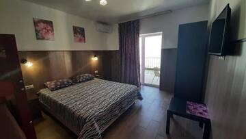 Фото номера Улучшенный четырехместный номер Гостиница Villa Del Mar г. Архипо-Осиповка 6